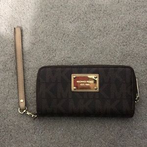Michael Kors Wristlet/ Wallet. I